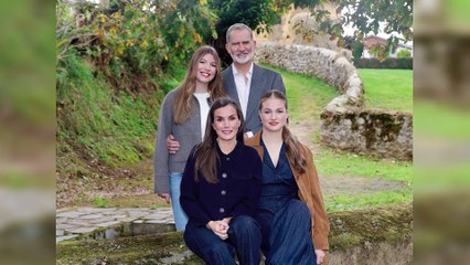Los Reyes eligen una foto junto a sus hijas en un entorno rural para felicitar la Navidad