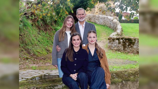 Los Reyes eligen una foto junto a sus hijas en un entorno rural para felicitar la Navidad