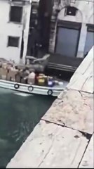 Mulher rouba barco em Veneza e acaba por colidir contra a ponto de Rialto