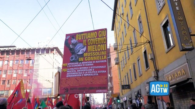 Sciopero generale, a Milano cartelli di protesta con Meloni «Mussolini in gonnella»