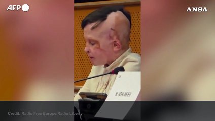 Parlamento europeo, l'interprete piange ascoltando il racconto di un bambino ucraino