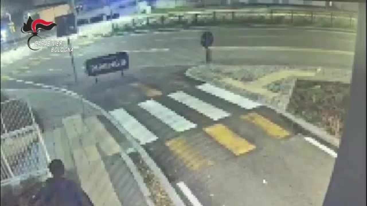 Minaccia i clienti del Gran Reno con un coltello: fermato dai carabinieri