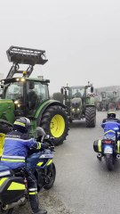 Des centaines de tracteurs bloquent une réunion sur l'eau près de Rennes