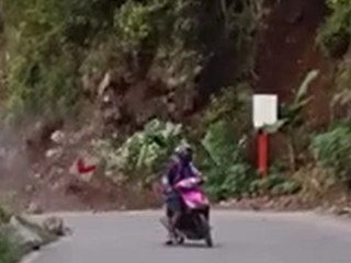 Erdrutsch macht Straße dicht: Motorradfahrer entkommt knapp