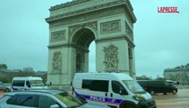 Parigi, attivisti di Greenpeace colorano di arancione la piazza dell'Arco di trionfo