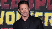 Hugh Jackman révèle s’être secrètement uriné dessus durant une comédie musicale : "J'ai arrêté de chanter..."