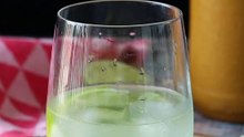 Caipirinha de limão: a bebida brasileira fácil de fazer, sem coqueteleira