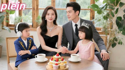 Fille impolie à un rencard, les jumeaux du PDG l'emmènent dans leur riche famille et la chouchoutent