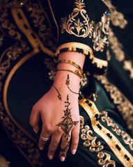 Le Manifest - 🚨Caftan & UNESCO ✨ L’inscription du « Caftan marocain » en 2025 ne tranche pas l’histoire du caftan : un héritage maghrébin tissé de siècles d’échanges, bien au-delà des frontières modernes 🌍🧵 Protéger la culture, c’est l’unir