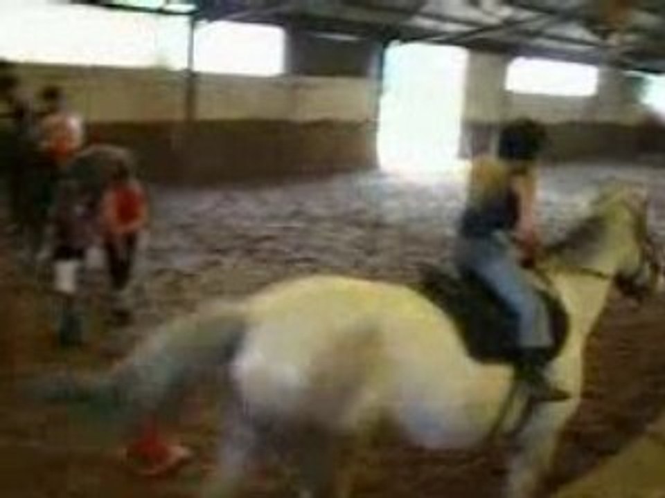 25-05-2008 Solange, Laura et Maud s'amusent au manège