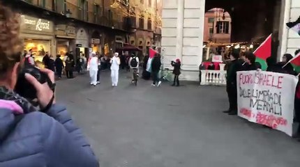 La protesta pro pal al passaggio della fiaccola olimpica sotto il comune di Pisa