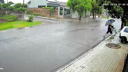 Homem coloca fogo em carro e é flagrado por vídeo em Santa Tereza do Oeste