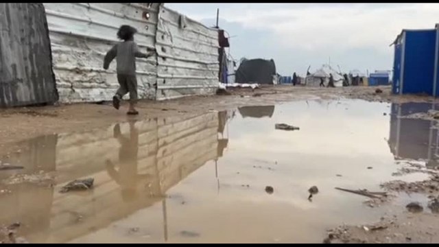 Gaza, tende allagate per la tempesta Byron e freddo: almeno 14 morti