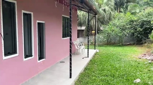 GPS indica caminho errado e caminhão quase tomba em cima de casa em Blumenau