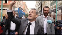 L'ex presidente francese Sarkozy a passeggio per Mentone