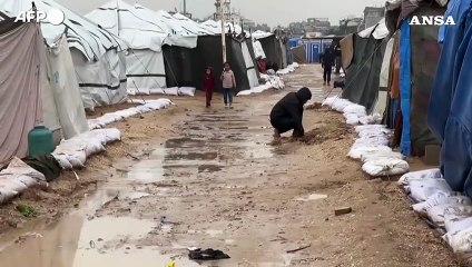 Non c'e' pace per Gaza, piogge torrenziali sui campi per sfollati