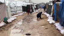 Non c'e' pace per Gaza, piogge torrenziali sui campi per sfollati