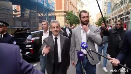 L'ex presidente francese Sarkozy a passeggio per Mentone