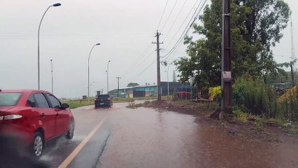 Acesso da PRc-467 alaga e vira desafio para motoristas em Cascavel