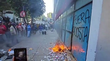 Trabajadores de limpieza protestan y queman basura en CDMX