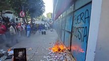 Trabajadores de limpieza protestan y queman basura en CDMX