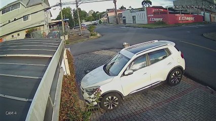 Vídeo mostra motociclista sendo arremessado contra muro após avançar preferencial e bater em carro; veja