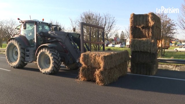 Des agriculteurs envahissent l'Autoroute A64