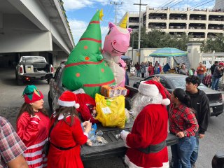 Fiscalía de Nuevo León ilumina la Navidad: Lleva comida, juguetes y esperanza a familias en el Hospital Universitario