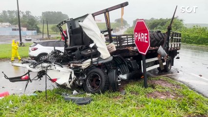 Colisão frontal entre caminhões deixa três feridos na BR-369, entre Corbélia e Ubiratã
