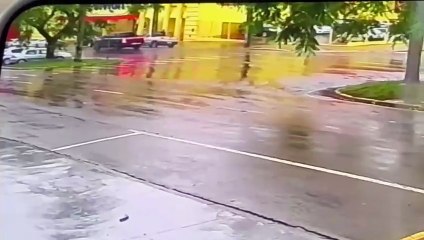 Vídeo flagra colisão entre Gol e Biz na avenida Londrina; motociclista fica ferida