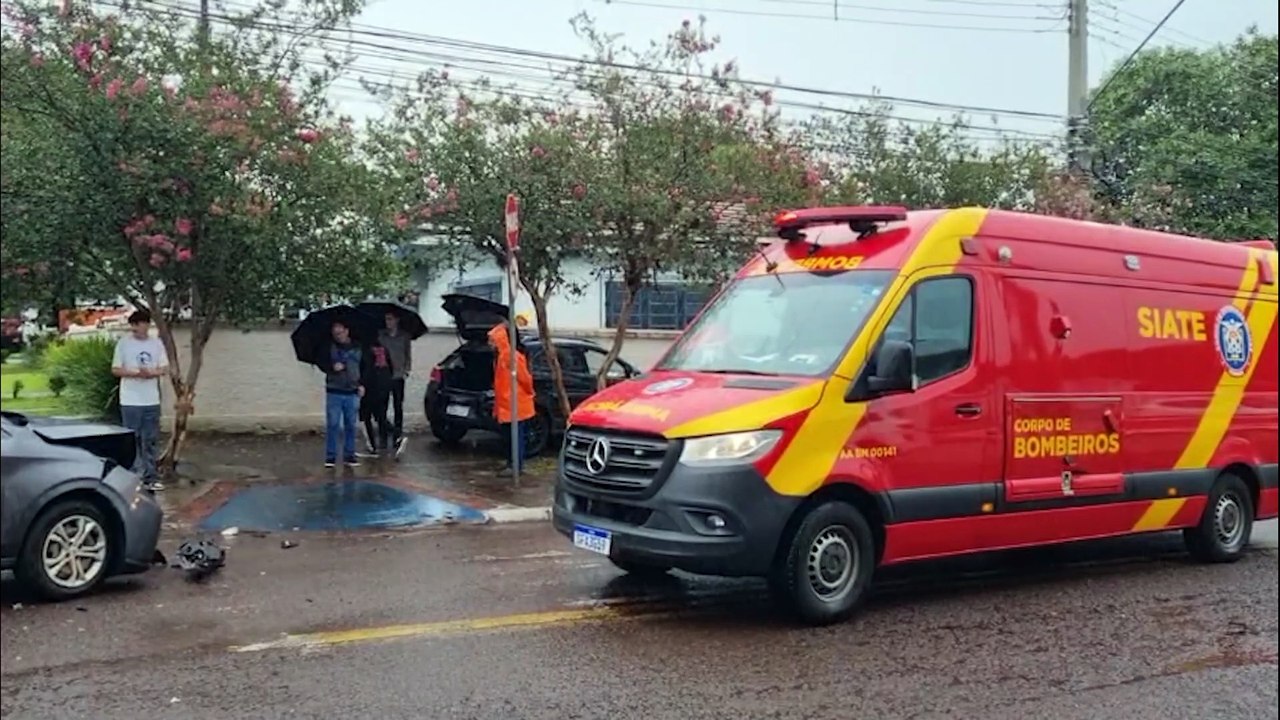 Forte colisão entre Argo e Ônix deixa duas mulheres feridas no bairro Pacaembu