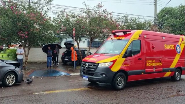 Forte colisão entre Argo e Ônix deixa duas mulheres feridas no bairro Pacaembu