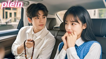 La livreuse a été embrassée follement par le PDG sexy, mais il était déjà tombé amoureux d'elle