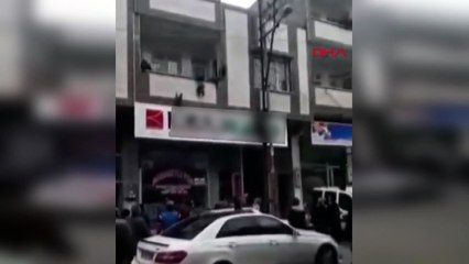 Balkon demirlerine asılı kalan 3 yaşındaki çocuğu vatandaş kurtardı! Korku dolu anlar kameralara yansıdı