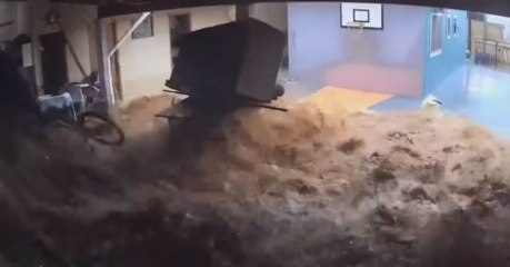 Enxurrada derruba muro e mulher escapa por pouco no PR; veja vídeo