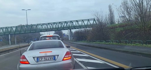 ASSURDO. MILANO AUTO SU PISTE CICLABILI
