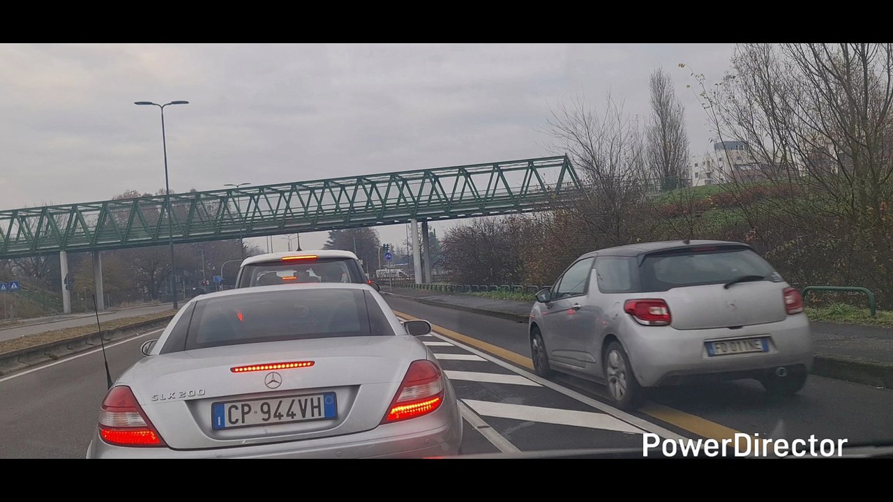 FOTO AUTO SU PISTA CICLABILE MILANO
