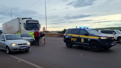 Palio e carreta se envolvem em acidente no Trevo Cataratas, em Cascavel