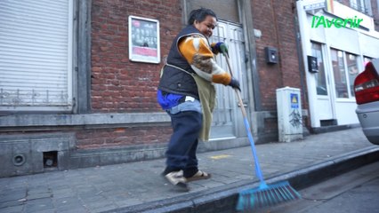 Tous les jours, Phetsamone nettoie la rue de Dison, à Verviers