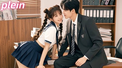 PDG ivre lui prend sa virginité，La fille est très nerveuse et son regard timide est fascinant