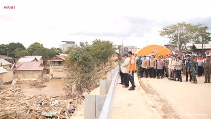 Prabowo Cek Tumpukan Kayu Gelondongan Terbawa Banjir di Aceh Tamiang