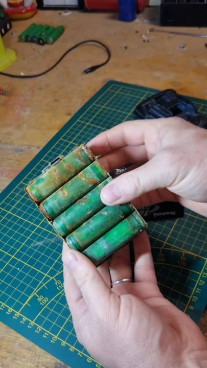 Sauvetage d'une batterie Makita qui a pris l'eau