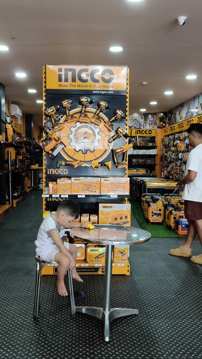 Namalit silang Grey ug iyang papa sa hardware store