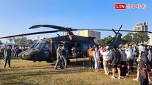 2025駁二動漫祭今開展 百位軍迷清早迎黑鷹直升機登場！