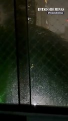 Temporal provoca chuva intensa no bairro Castelo durante a madrugada em BH