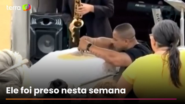 Homem suspeito de jogar mulher do 10º andar chorou ao lado do caixão no velório