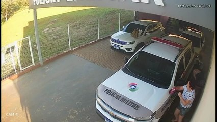 Bebê engasgada com leite materno é salva por policial em SC