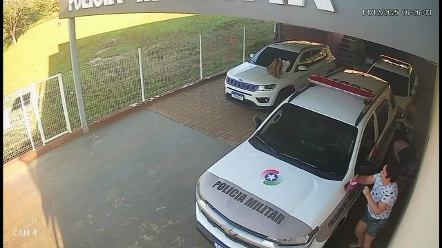 Bebê engasgada com leite materno é salva por policial em SC