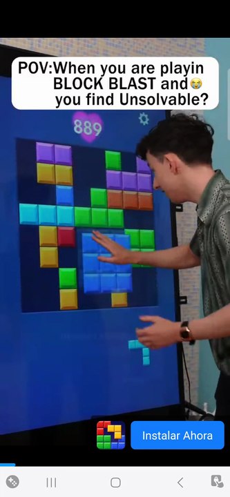Hombre gritando enojado a Block Blast