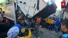 Trabajadores de limpia queman basura en oficinas del GCDMX por afiliación sindical